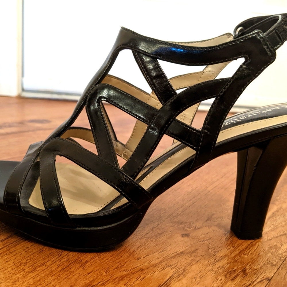Naturalizer black leather sandal. Size 7M, but fits a size 6M.